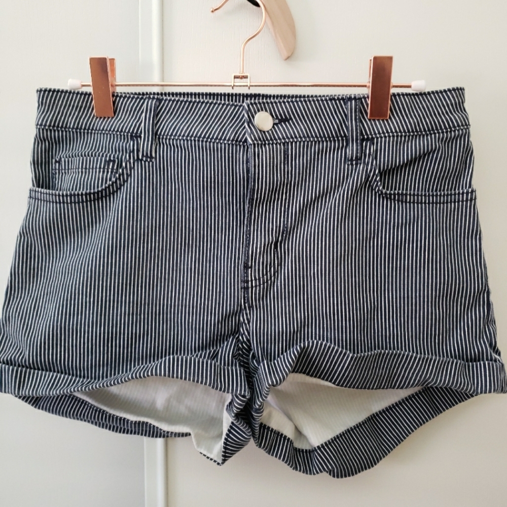 H&M, size 6, Striped, Button Shorts. - Picture 1 of 11